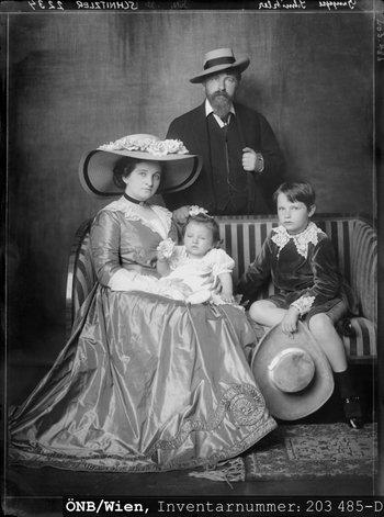 8__Schnitzler_wird_Familienvater__27.06.1907_Arthur_Olga_Heinrich_Lili_Schnitzler__NB_Inventarnr._203_485-D.jpg