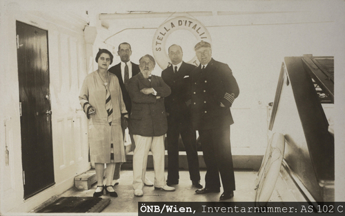 13__1928_Lili_Cappellini_geb._Schnitzler_Arnoldo_Cappellini_und_Arthur_Schnitzler_mit_zwei_Seeleuten_an_Bord_der_Stella_dItalia_NB_Inventarnr._AS_102_C.jpg